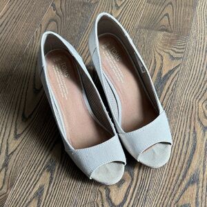 TOMS Women's Beige Canvas Peep-Toe Wedge